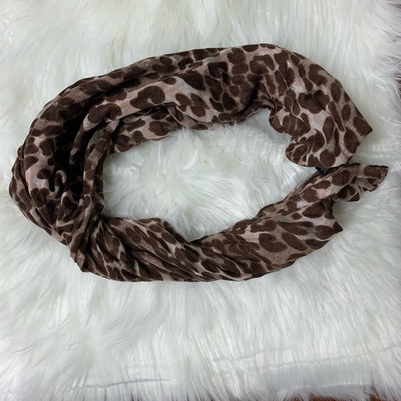 5/$35 💥 Brown Leopard Wrap Scarf - Picture 3 of 4